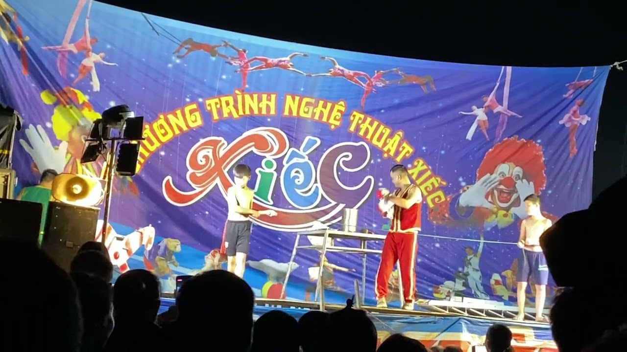 Vui đón đoàn xiếc về diễn tại xã Diễn Hùng, Diễn Châu