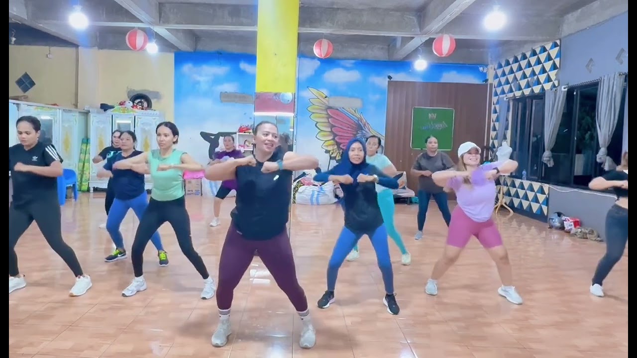 PUT YOUR HANDS UP Zumba Kupang NTT (BREAKBEAT)