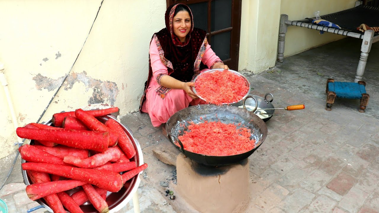 PUNJABI WOMAN PREPARED GAJRELA || Gajrela recipe || Gajar ka Halwa ||गाजर का हलवा Village life India