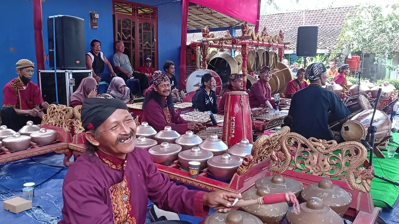Gending Jawa tombo awak kesel sinambi leyeh - leyeh 
