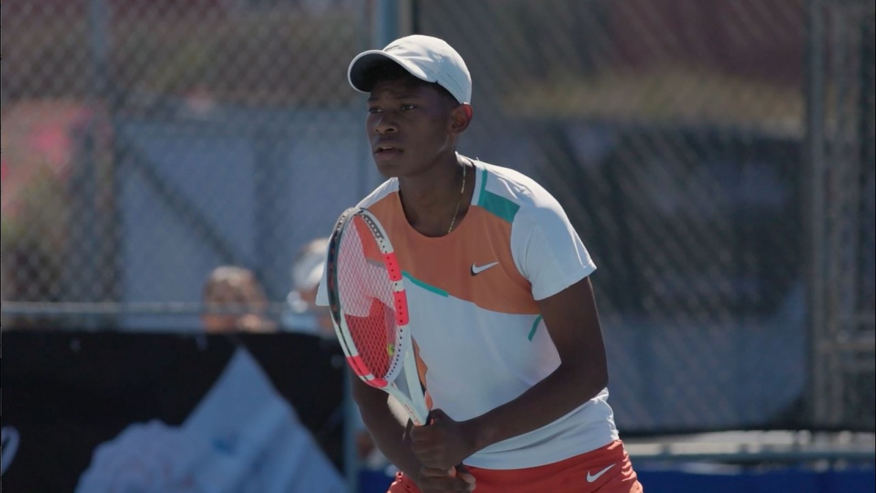 Ronaldo Cotom catapulta su talento en el tenis de campo