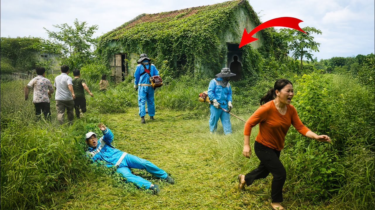 [TIMELAPSE] Cleaning an Abandoned House Turns Into Panic 😱 A Dark Figure Appears Inside