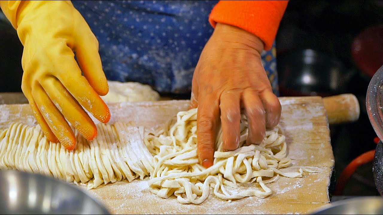 KOREAN STREET FOOD - Aunty's BEST Knife-Cut Noodles!! SECRET Street Food in Seoul Korea (SPICY!)