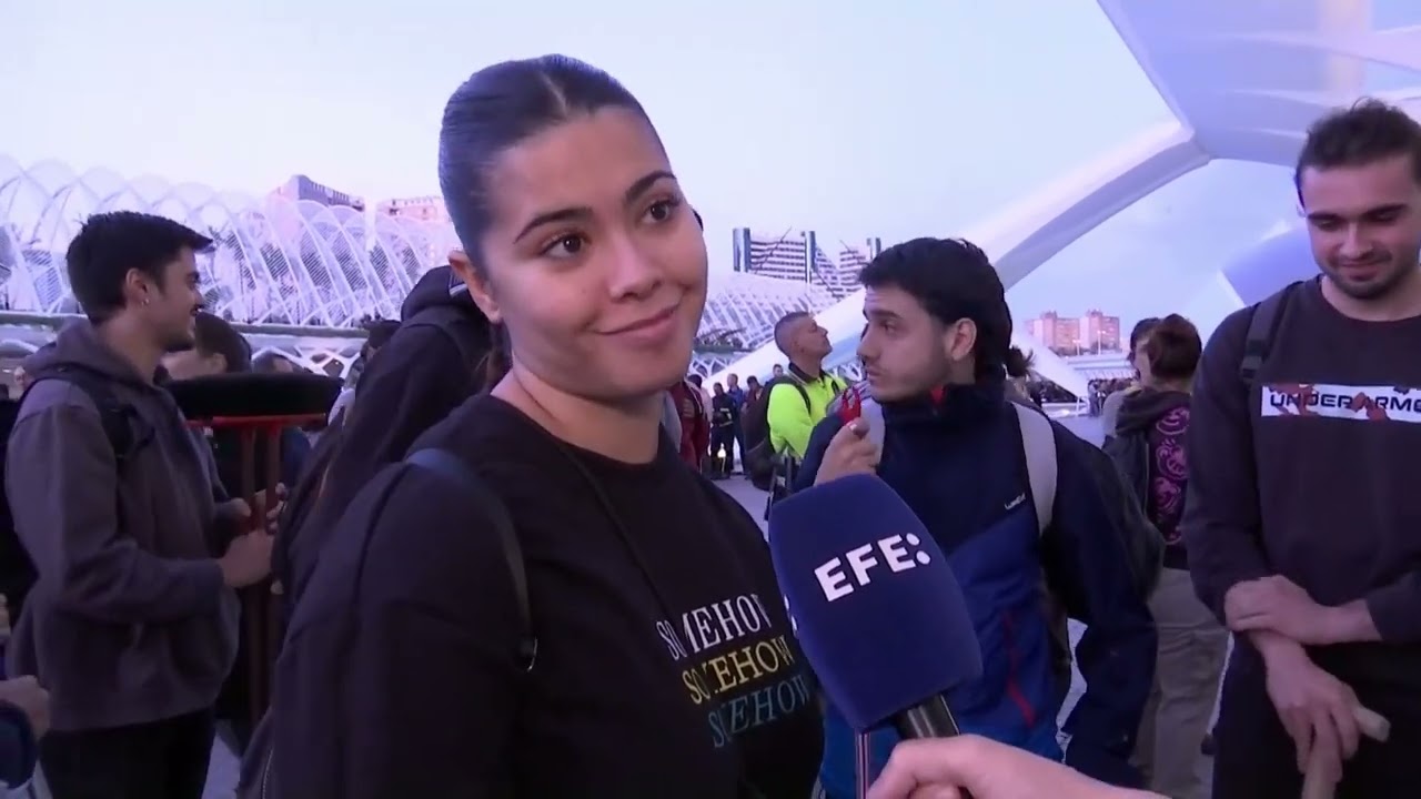 Miles de voluntarios acuden a la Ciudad de las Artes para ayudar en las zonas afectadas por la DANA