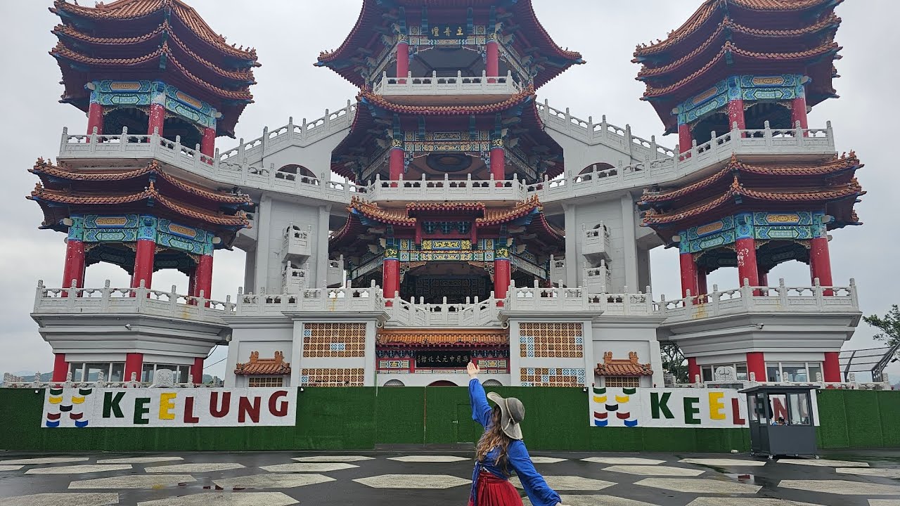 TRAVELING IN TAIWAN 🇹🇼 // WALKING TO THE TOP OF KEELUNG!