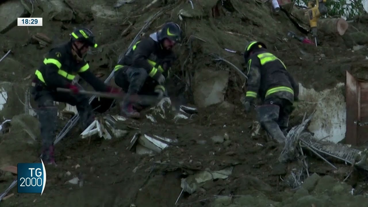 Ischia, a Casamicciola si continua a scavare in cerca dei 4 dispersi