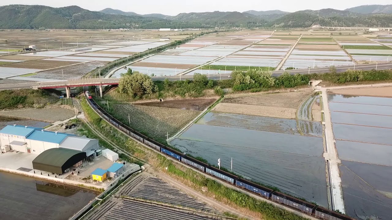 [Drone] 기차 따라가는 영상. Follow the train.