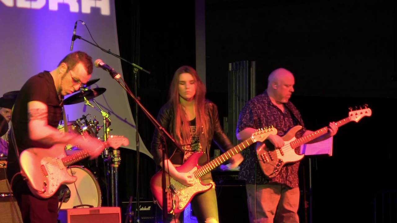 Goin' Down - by Gary Hoey & Kelsi Kee at the 2016 Dallas International Guitar Show Day 3