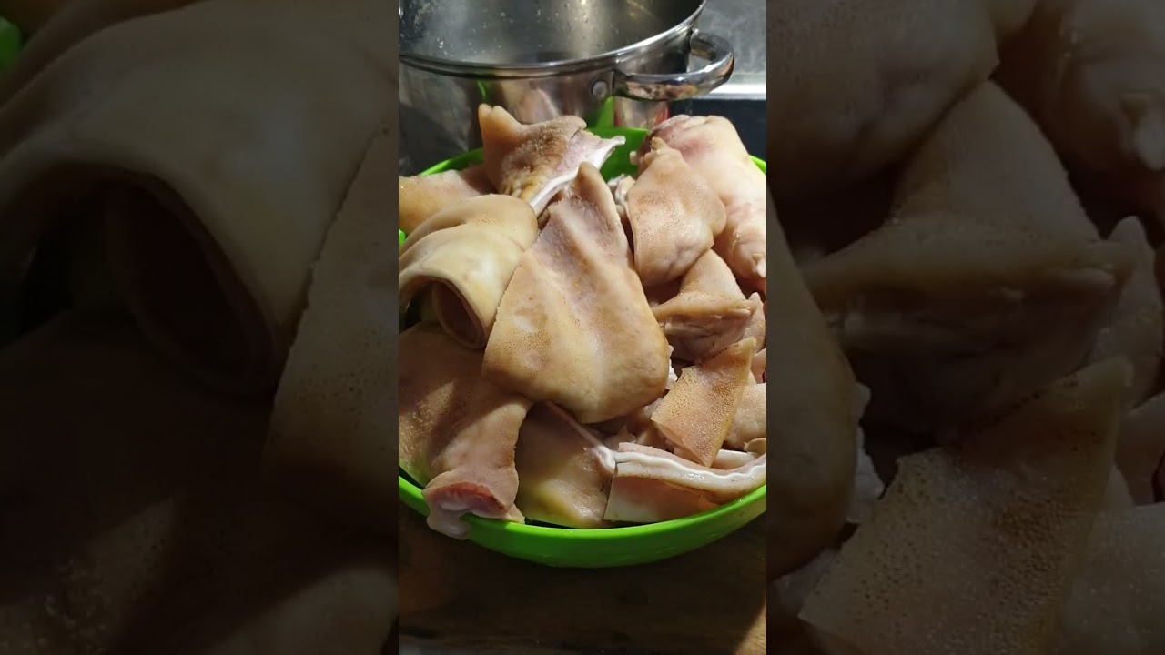 Свинска пача от крака и уши.