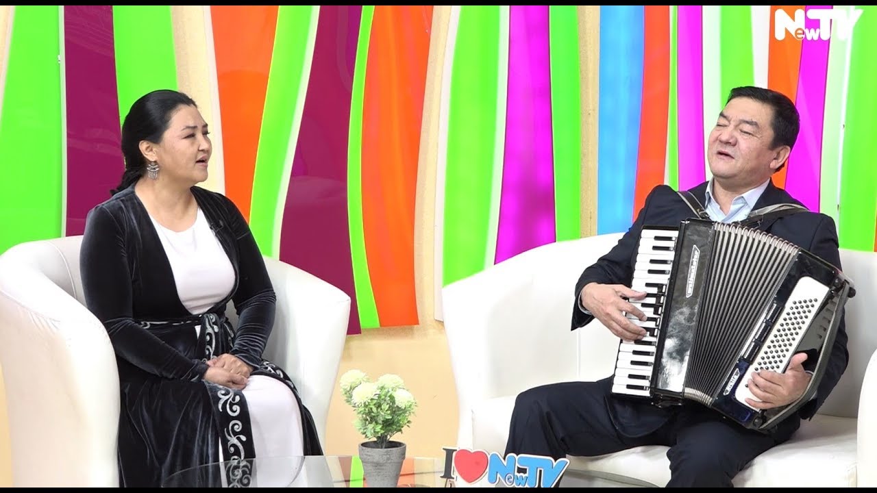 Болот Токтобаев эми жубайы менен ырдайт. Таң маанай