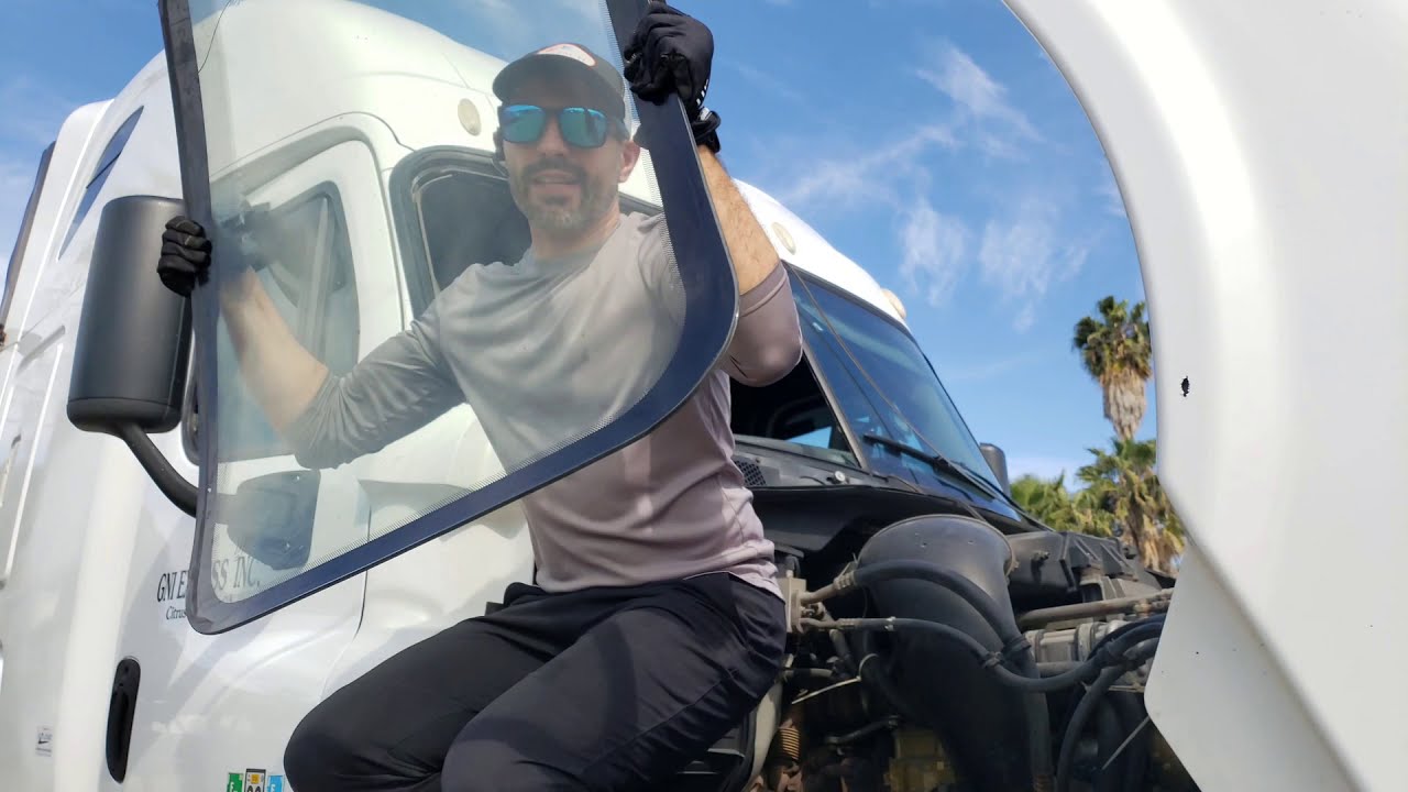 How to replace windshield on Freightliner Cascadia как заменить лобовоестекло на Freightliner