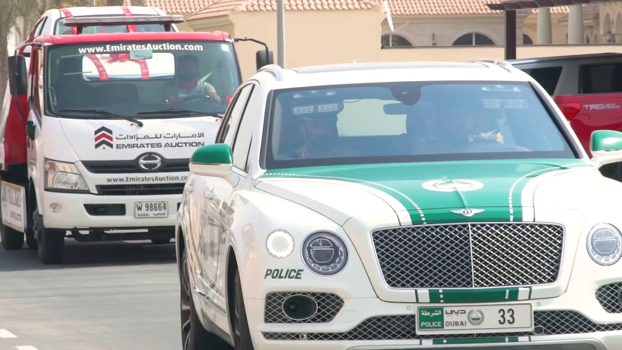 شرطة دبي تفاجئ عائلة المواطن سيف السويدي، الفائز بنظام النقاط البيضاء