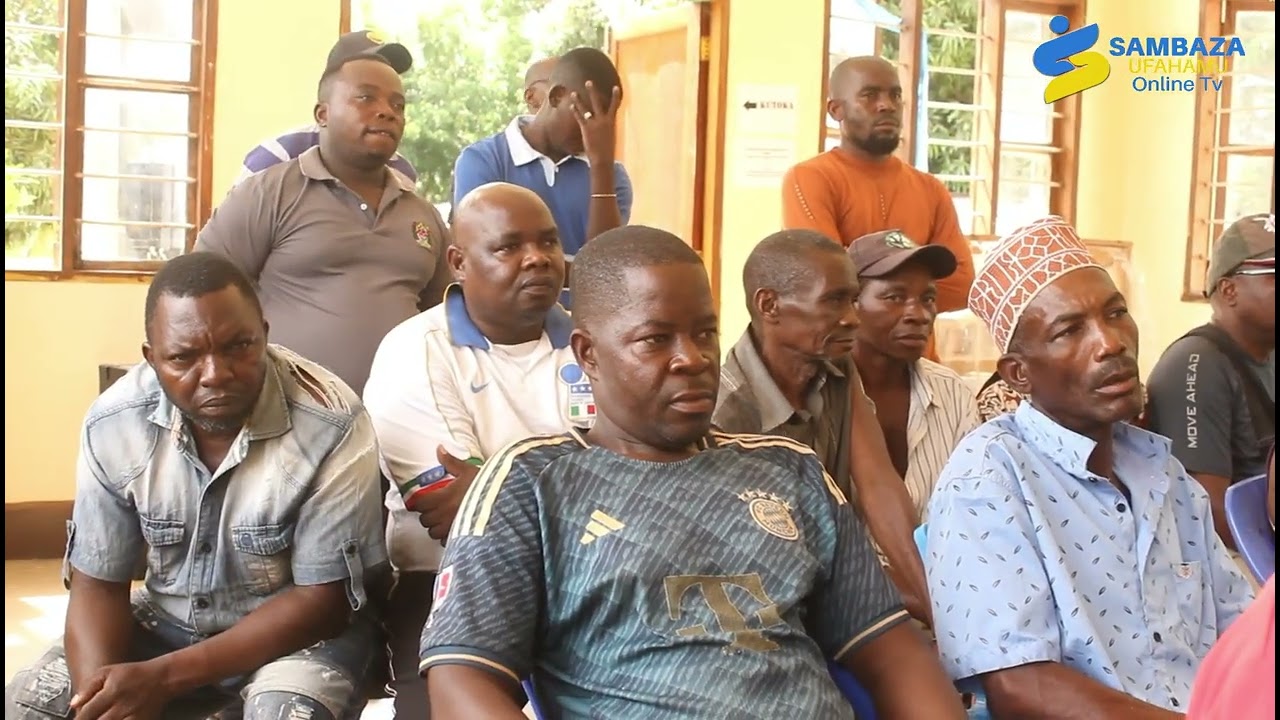 Mstahiki Meya Lindi aongoza zoezi la ugawaji wa miche ya Minazi.