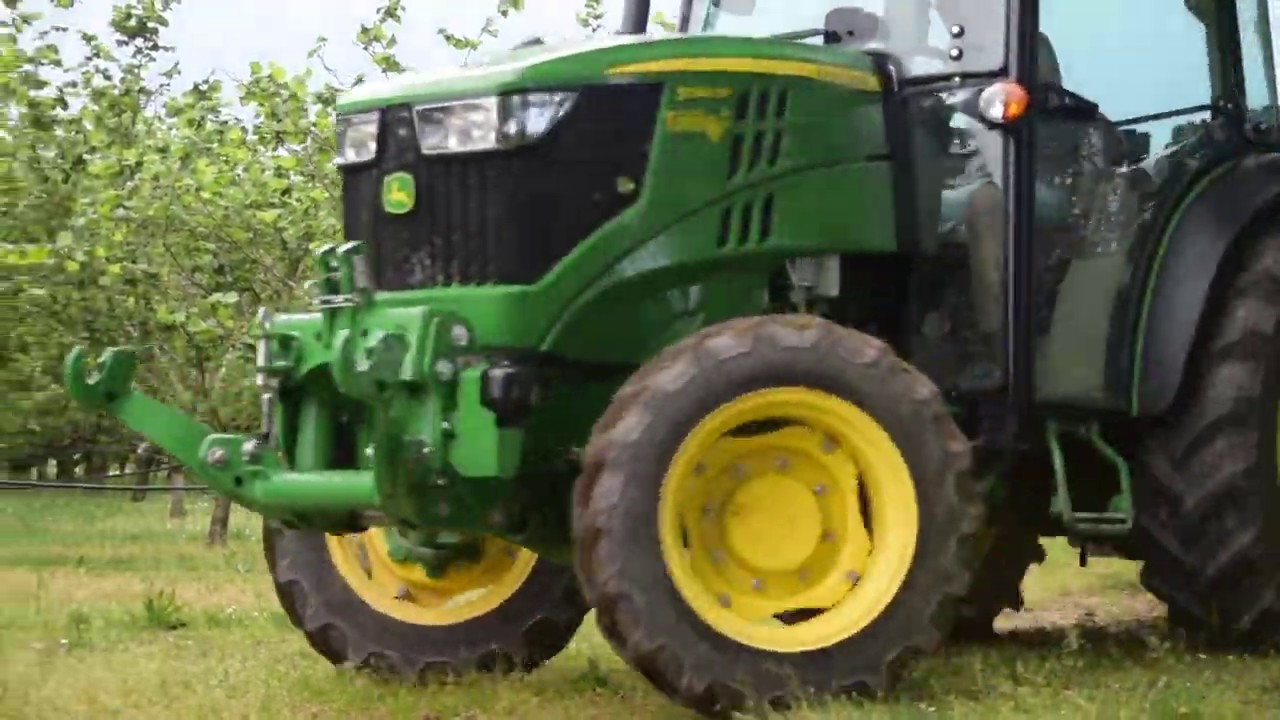 Tonte des vergers de noisetier | John Deere 5090GF & broyeur d'accotement Vigolo
