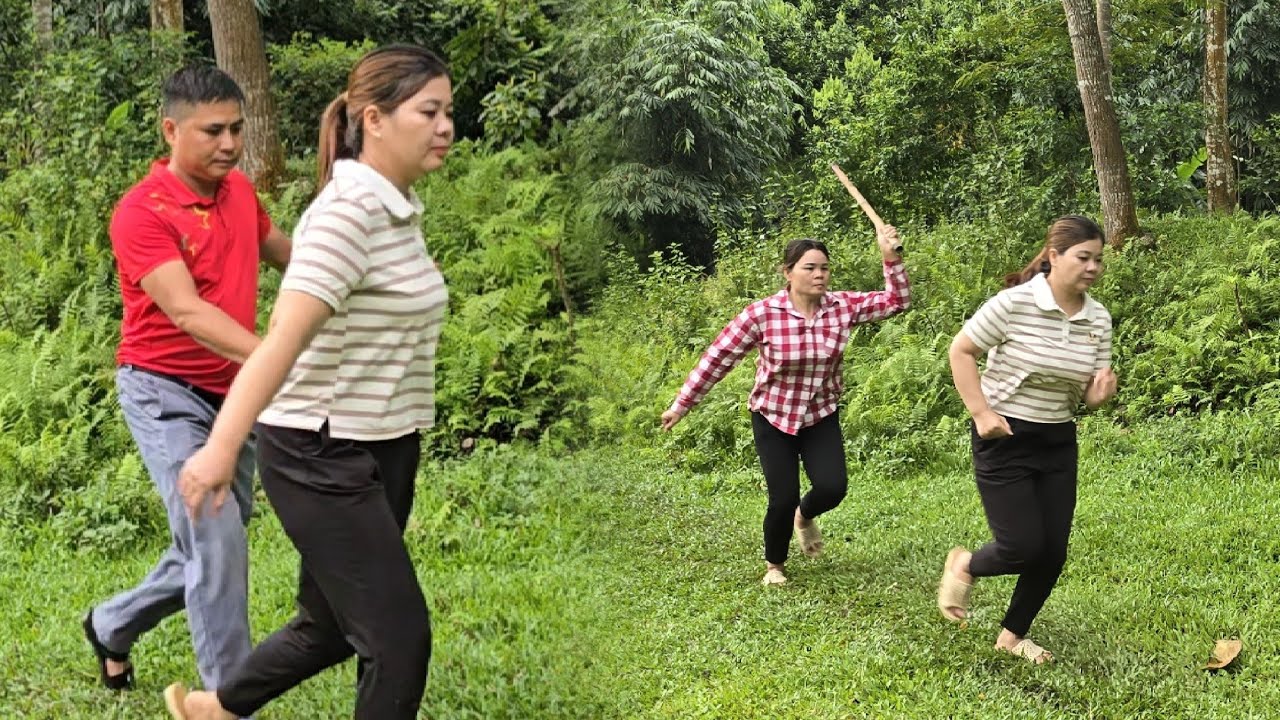 Sua took advantage of the time when Dao went to the market to pull Vuong back to live with her.