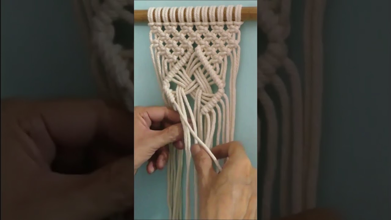Macram&eacute; Mesh Pattern #diy #macrameschool #macrame #macramemakers #craft