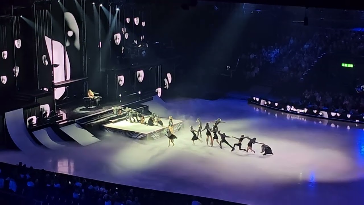 Birdy - People Help The People (Live At Art On Ice, Zürich 08.02.2025)
