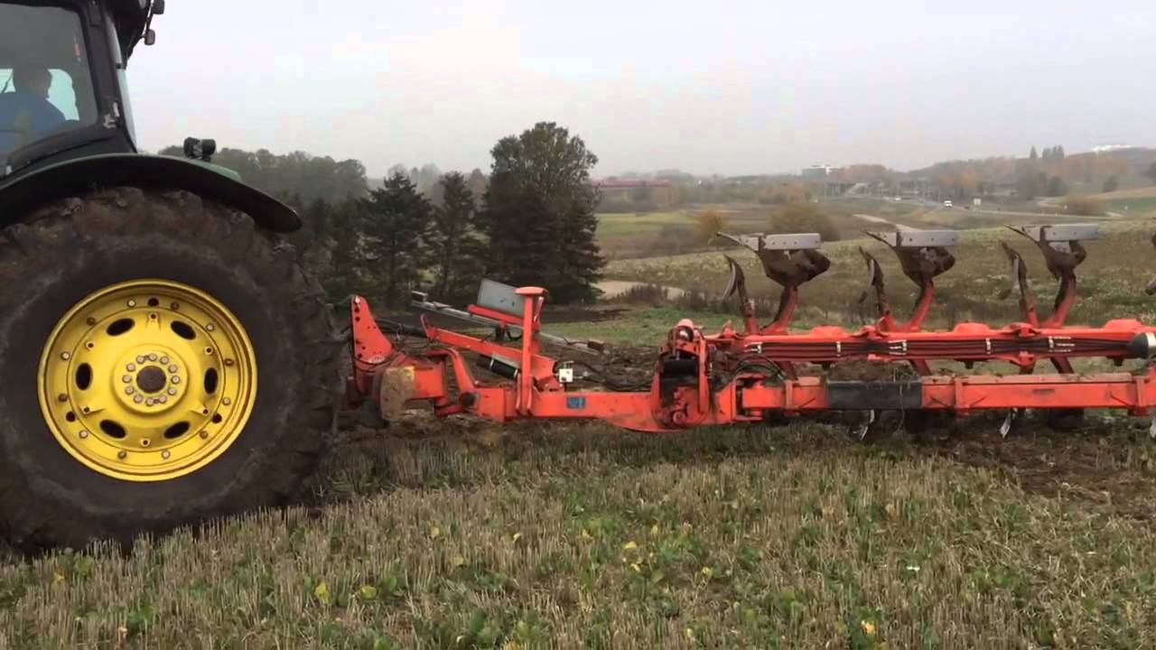 John Deere 8270r with Kuhn Vari Leader Winter Ploughing