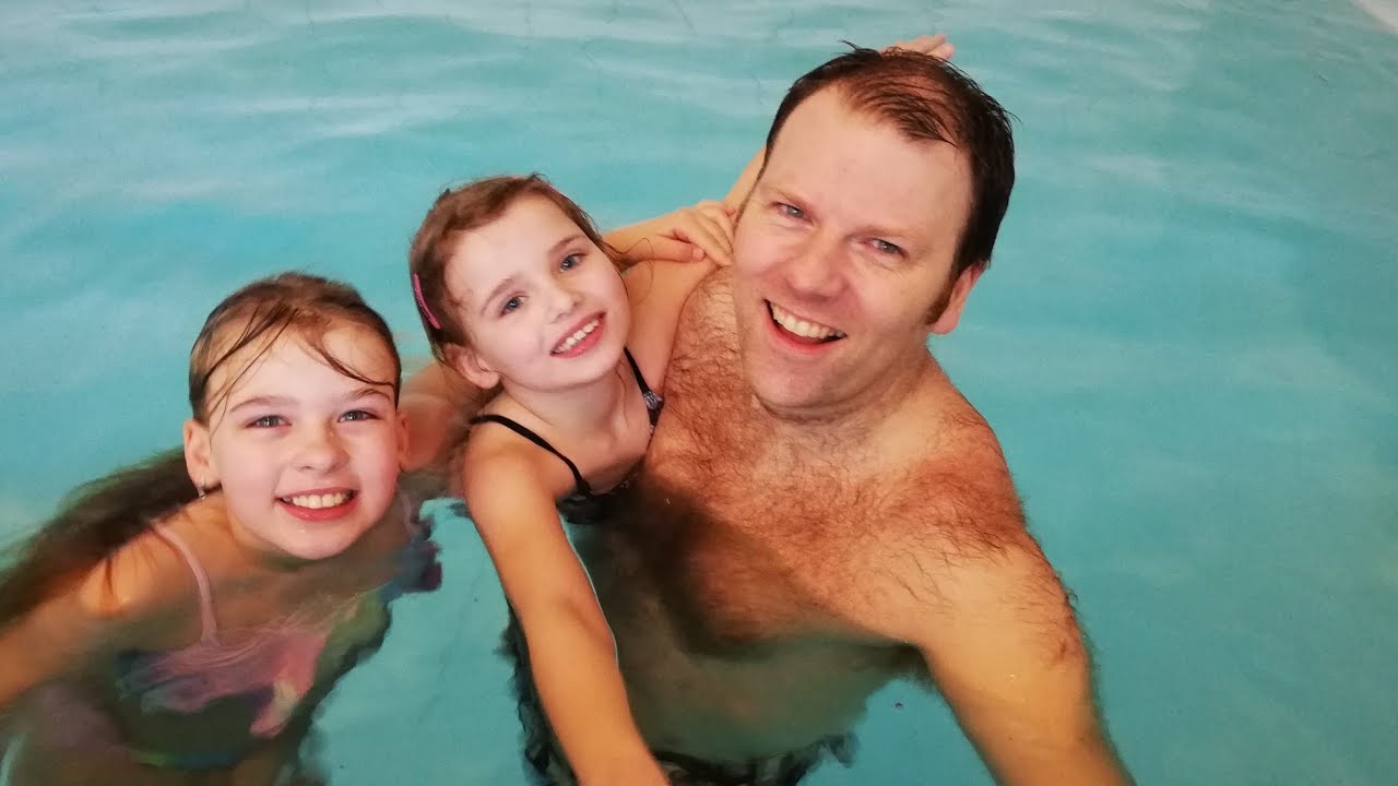 Thomas prøver at lære Sofia at svømme helt selv💁‍♀️🏊‍♀️🏊‍♂️🤽‍♀️🤽‍♂️💦🌊🥰