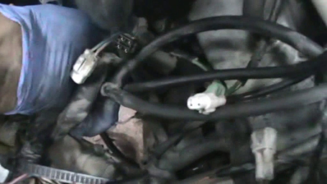 SUZUKI GSR 600. Desmontar conexiones eléctricas. Video 9 de ??. Remove electrical connections.