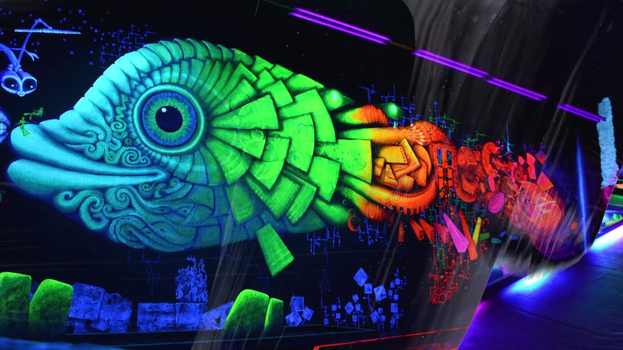 Einzigartige Farbwelten beim 3D-Minigolf in der Schwarzlichtfabrik in W&uuml;rzburg - Indoor Freizeitpark
