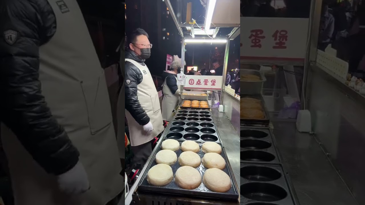 陕西夜市的鸡蛋汉堡摊，又亮起了那盏熟悉的灯。大学生们准时排着长队，香气开启今晚的饥饿轰炸。#路边摊美味