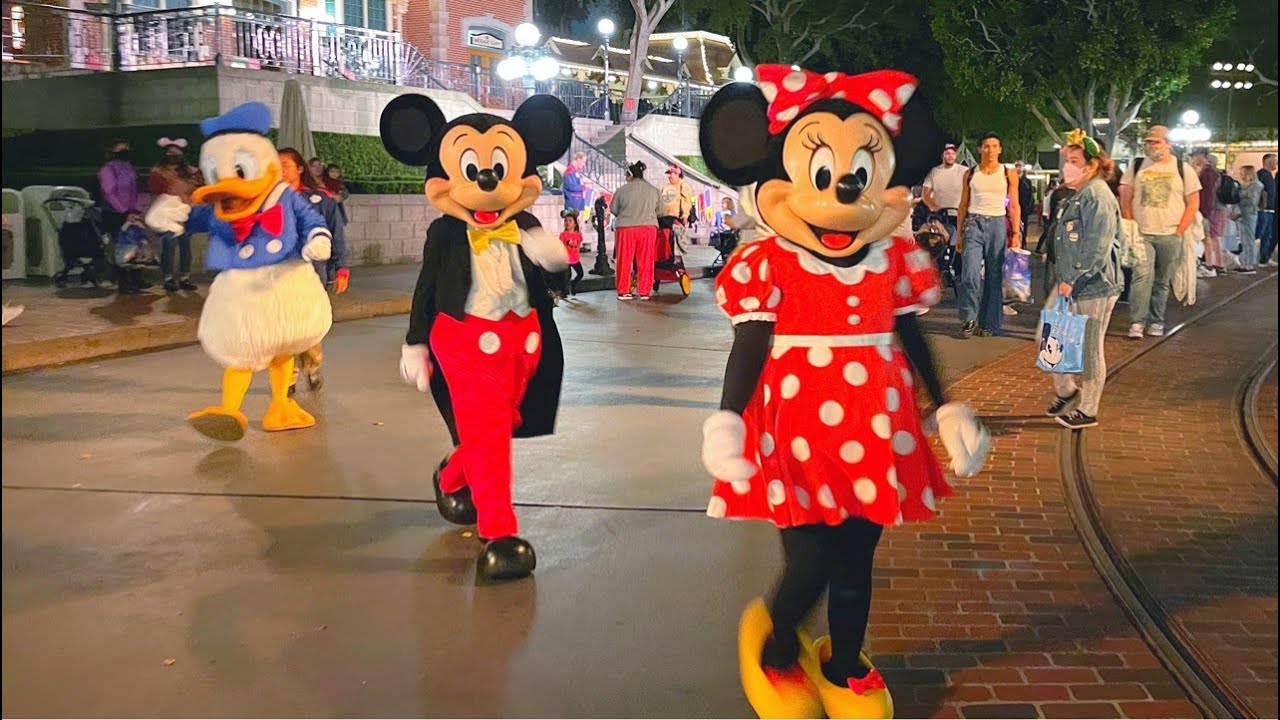Believe In Holiday Magic Fireworks At Disneyland! Rides, Crowd Updates & Walking Around