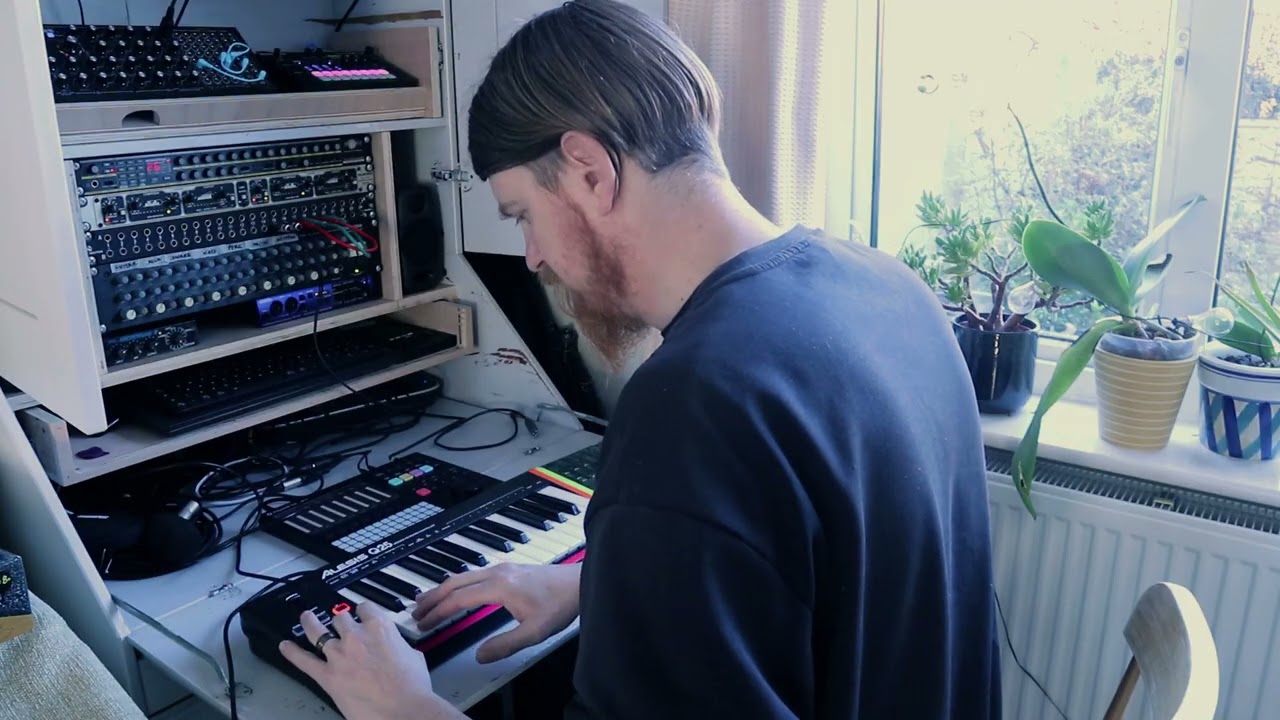 Tired Brain Dance - Tracker+, MC-101, Neutron jam