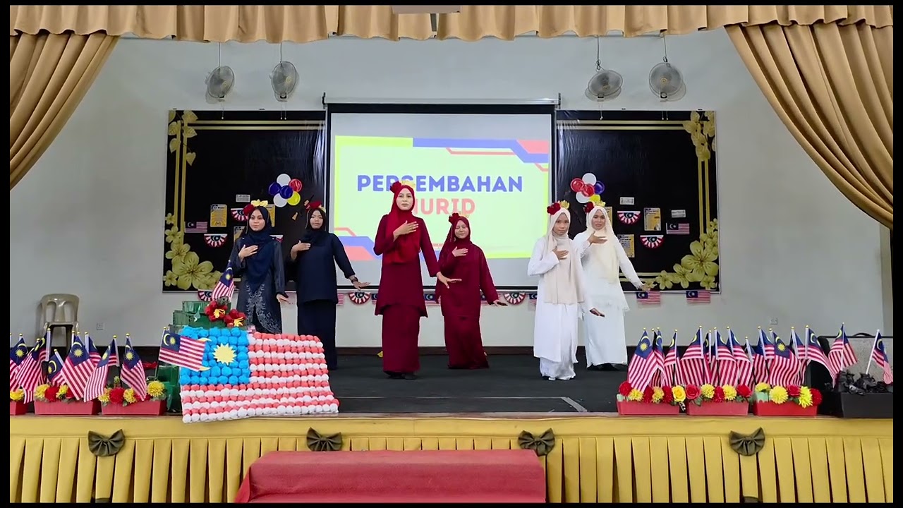 Persembahan Tarian Ketipang Payung daripada pasukan Gemalai Tari SEMILIR. 