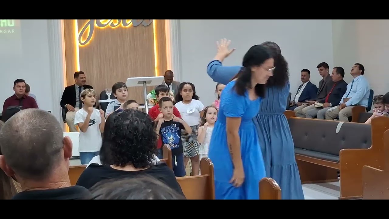 Crianças louvando Joinville 