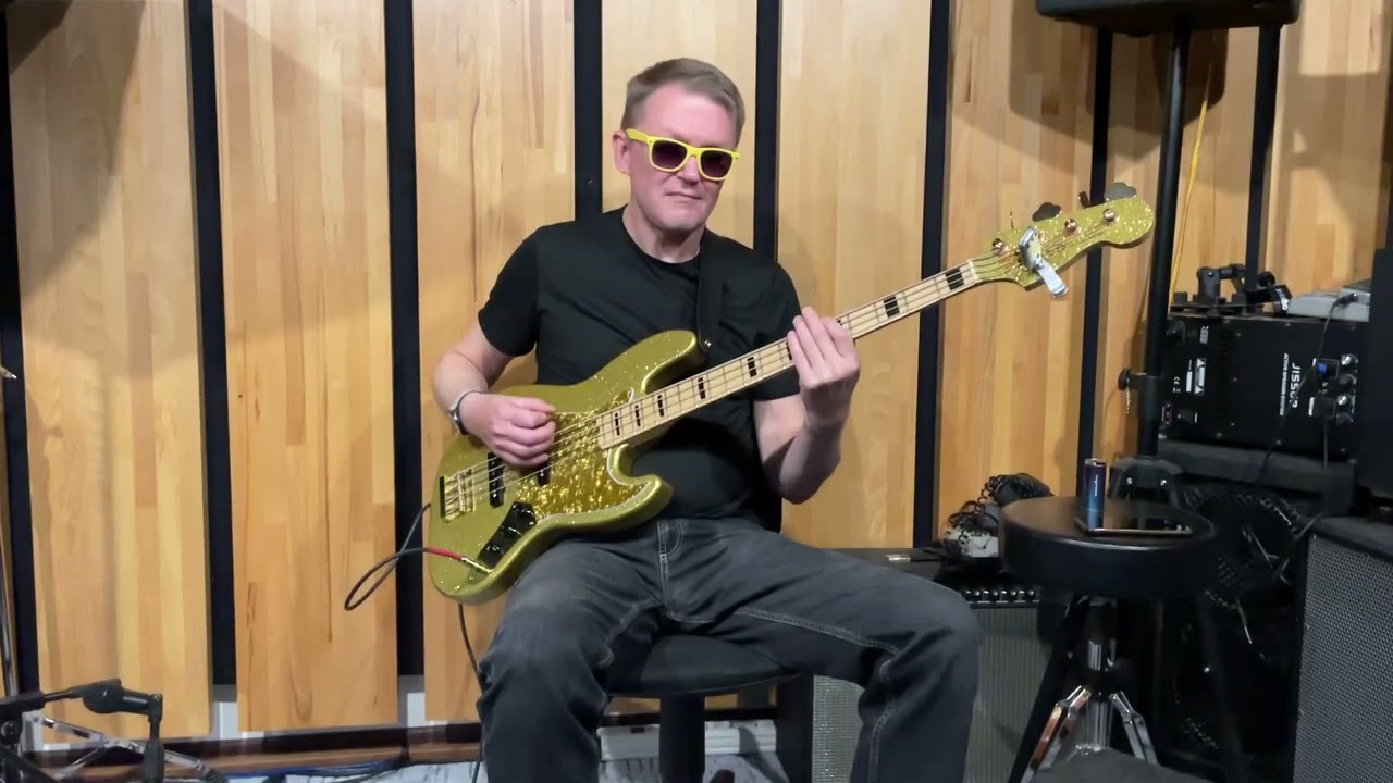SD Custom golden bass. Neck pickup mode,pick🤌🏼. Bass cover.