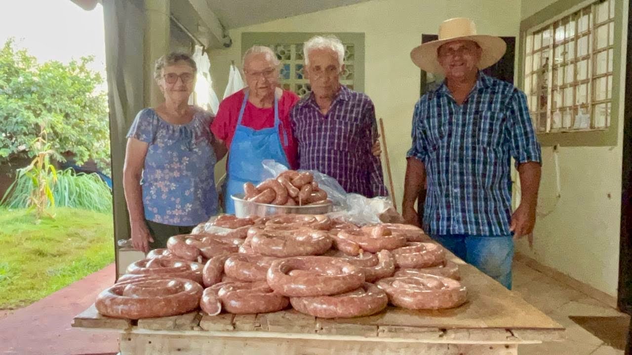 Carneamos e Fizemos Linguiça de Porco Caipira do Jeito Tradicional da Roça para Nossos Amigos