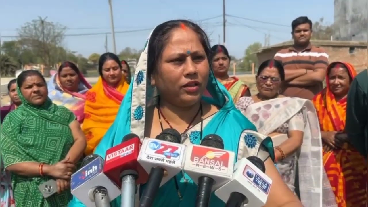 महज तीन महीना पहले बने सीसी रोड में वार्ड क्रमांक 43 भाजपा पार्षद द्वारा डामरीकरण करवा दिया गया