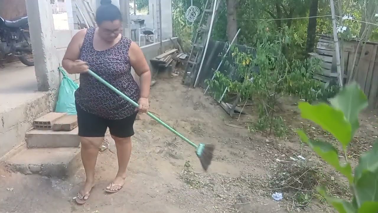 Varrendo o quintal de casa/muito calor/parece que vai chover.🙏🌺