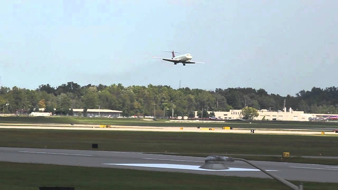 Delta DC-9-50 N786NC landing DTW