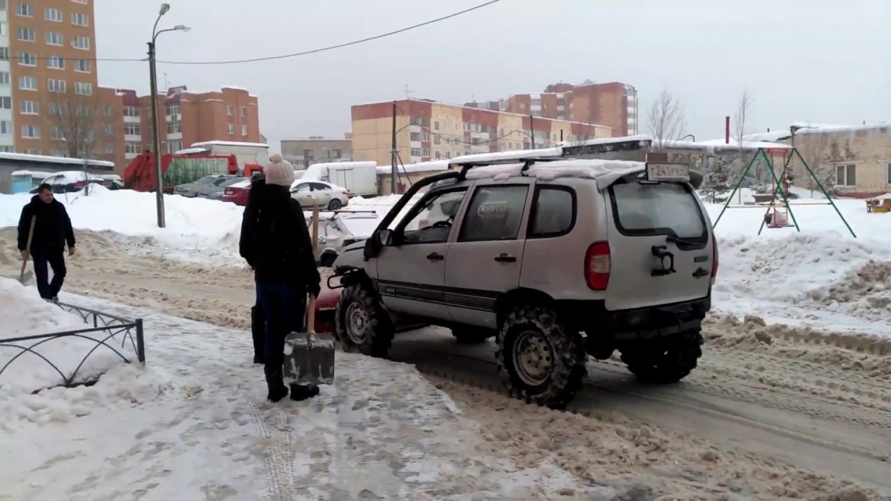 Чистим двор от снега - Гатчина, ул. Рощинская) Шнива с отвалом