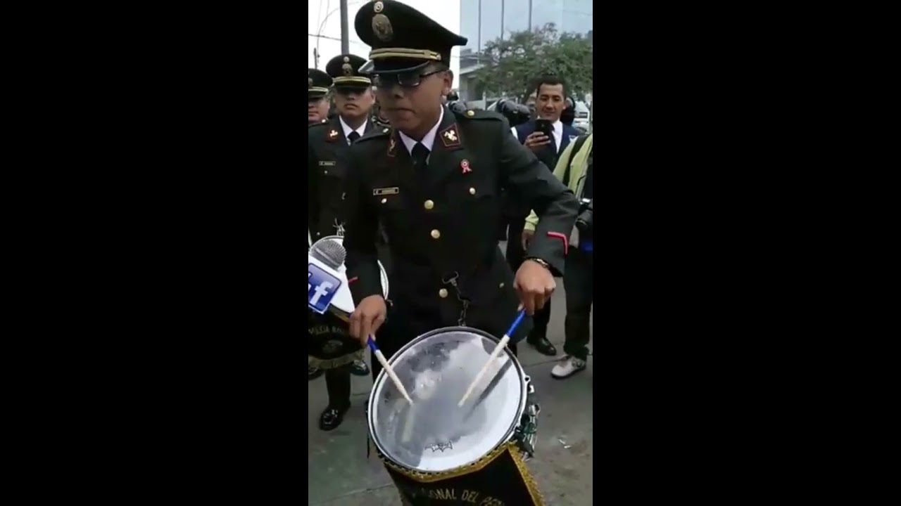 PEPON TOCANDO CON LA BANDA DE LA POLICÍA NACIONAL DEL PERÚ