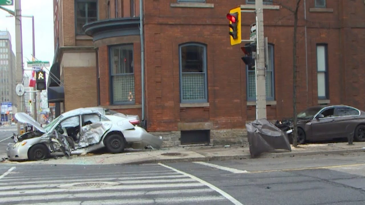 Man in his 60s dead after serious 2-vehicle crash in downtown Hamilton