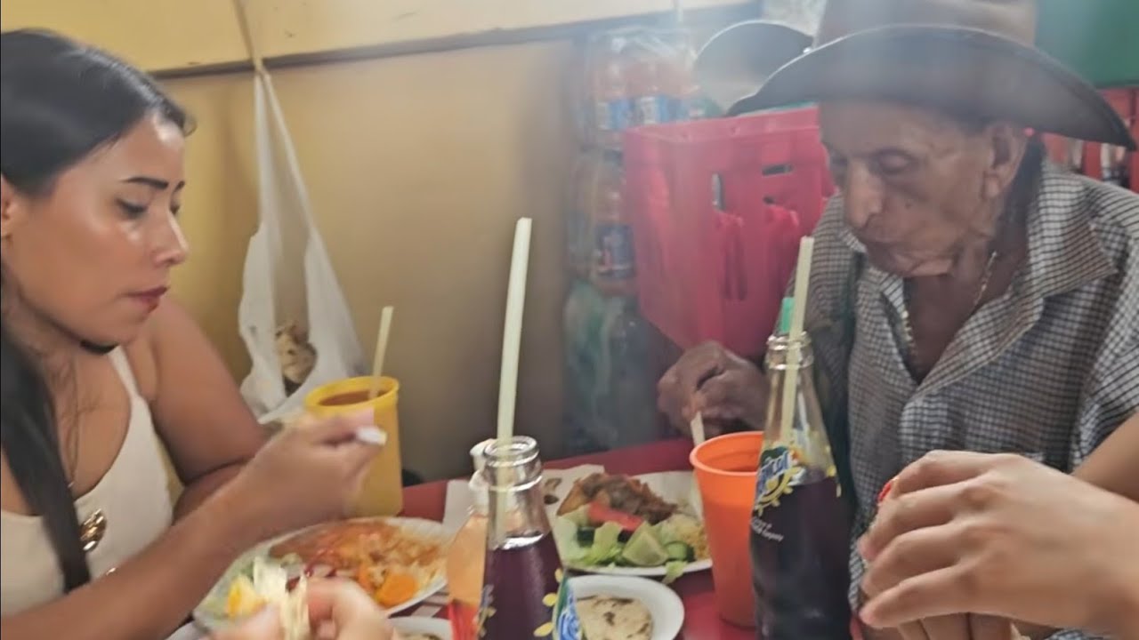 🛑El Viejon Disfrutando Un Rico Almuerzo en Sensuntepeque cabañas😱/El Buen Salvadoreño 