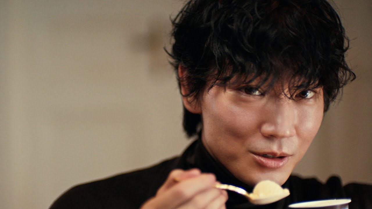綾野剛、王道な“ふわ濃い”アイスをパクリ！　大人の色気漂う雰囲気で魅了　ロッテ『レディーボーデン』新TVCM「再会」篇