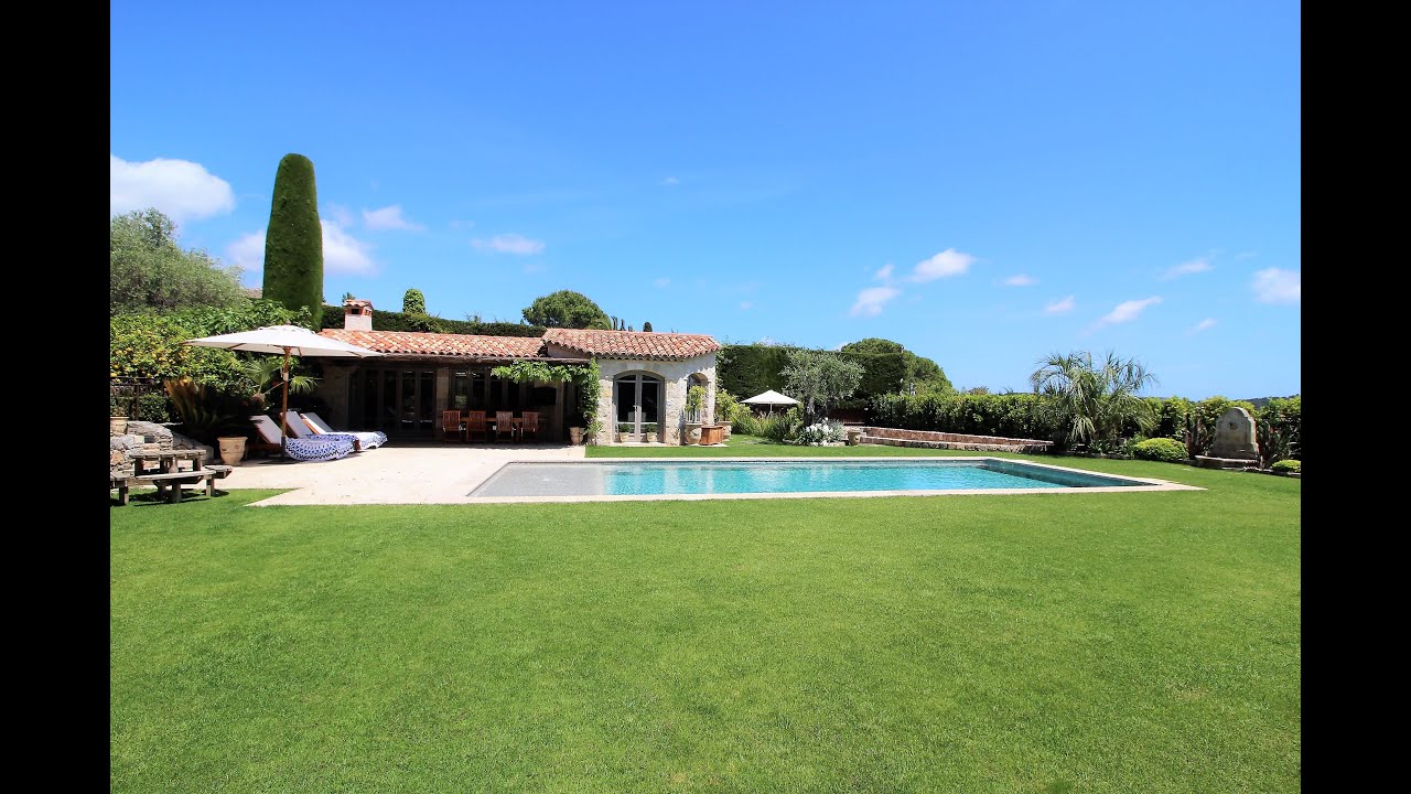 Mas provençal en pierre avec jolie vue jusqu'à la mer à vendre à Mougins quartier des Colles