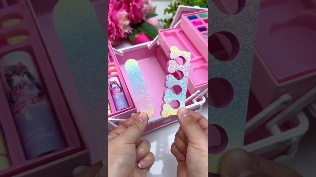 My daughter has a princess dream, so my mom arranged a beauty box for children, harmless water solub