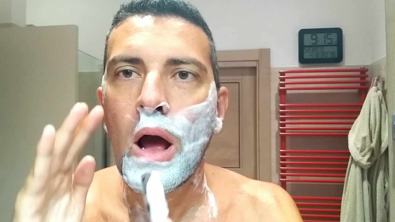 Gianni shaves with Razorine
