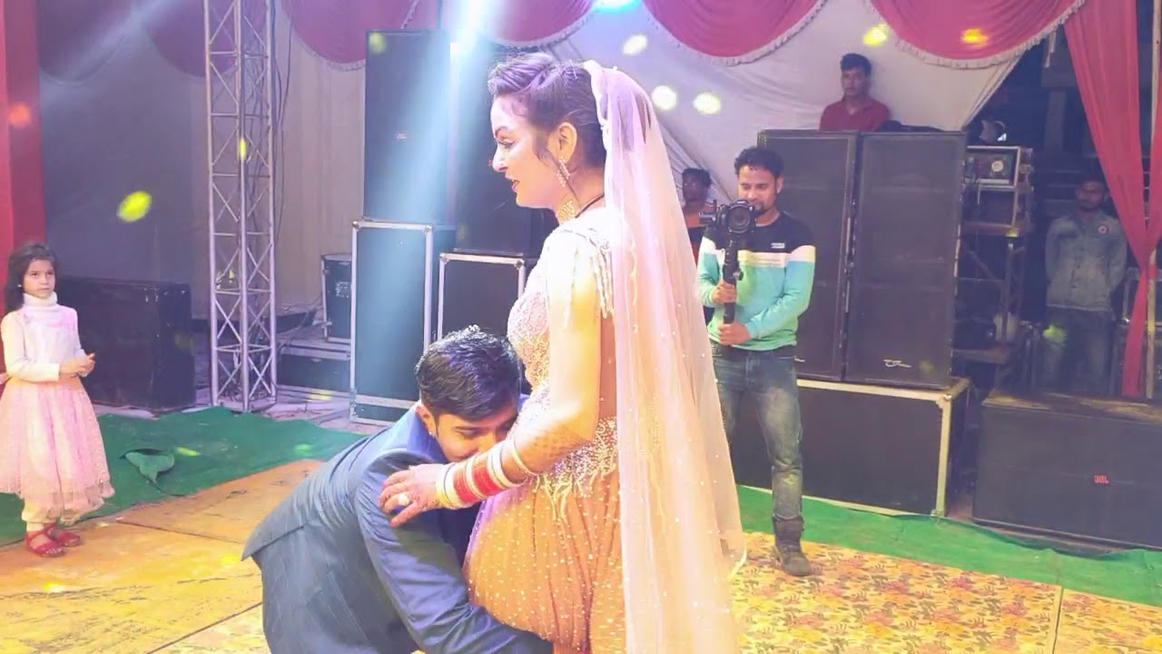 जब स्टेज पर दूल्हे ने उठाया दुल्हन को तो धमाल हो गया