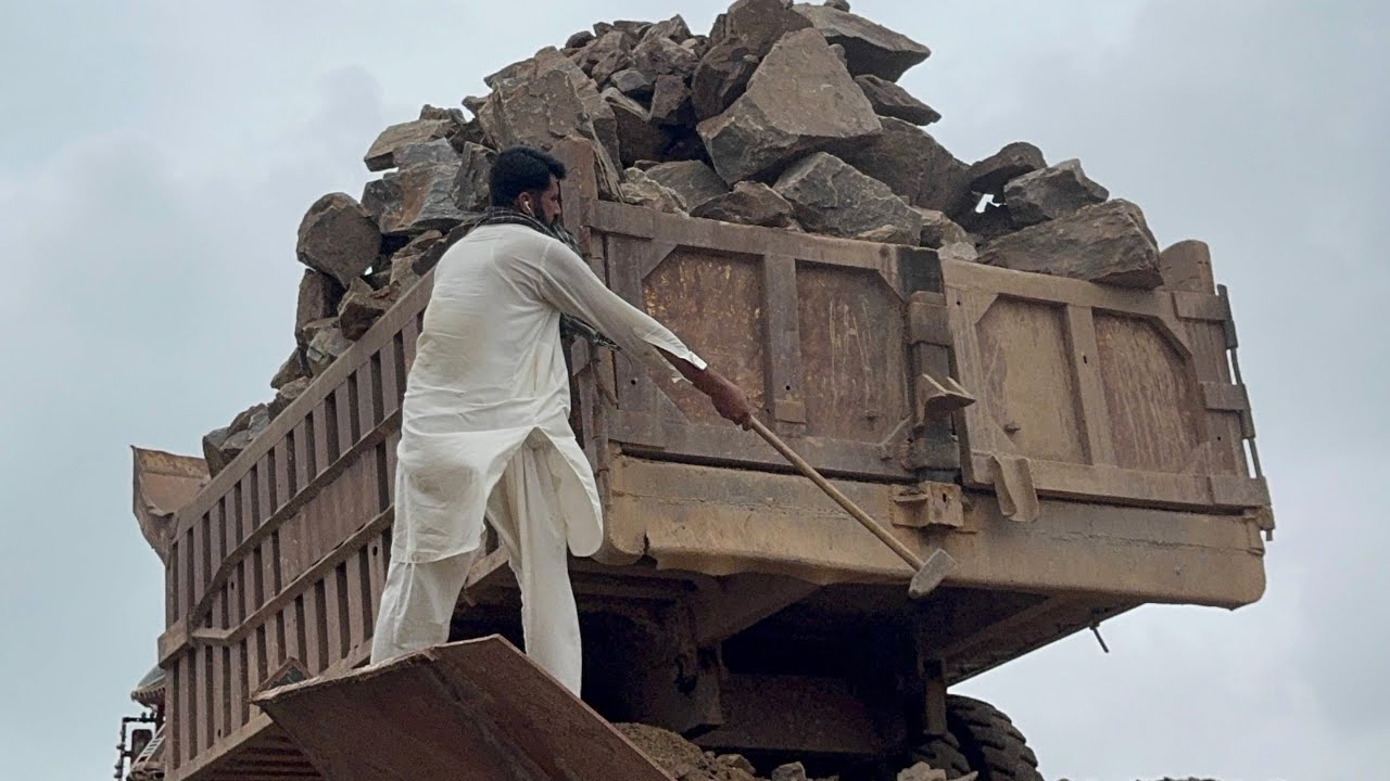 ‘Big Rock Crusher Machine: A Giant in Action” Big Rock Crushing: A Powerful Process”#stonecrusher 