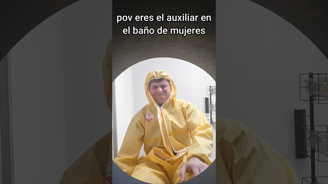 el conserje limpiando el ba&ntilde;o de mujeres🤑