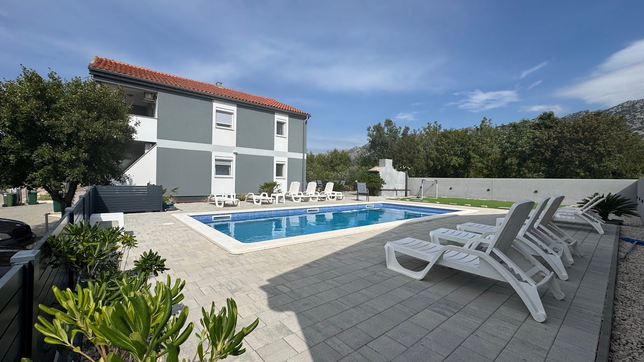 Seline kuća s bazenom i 4 apartmana