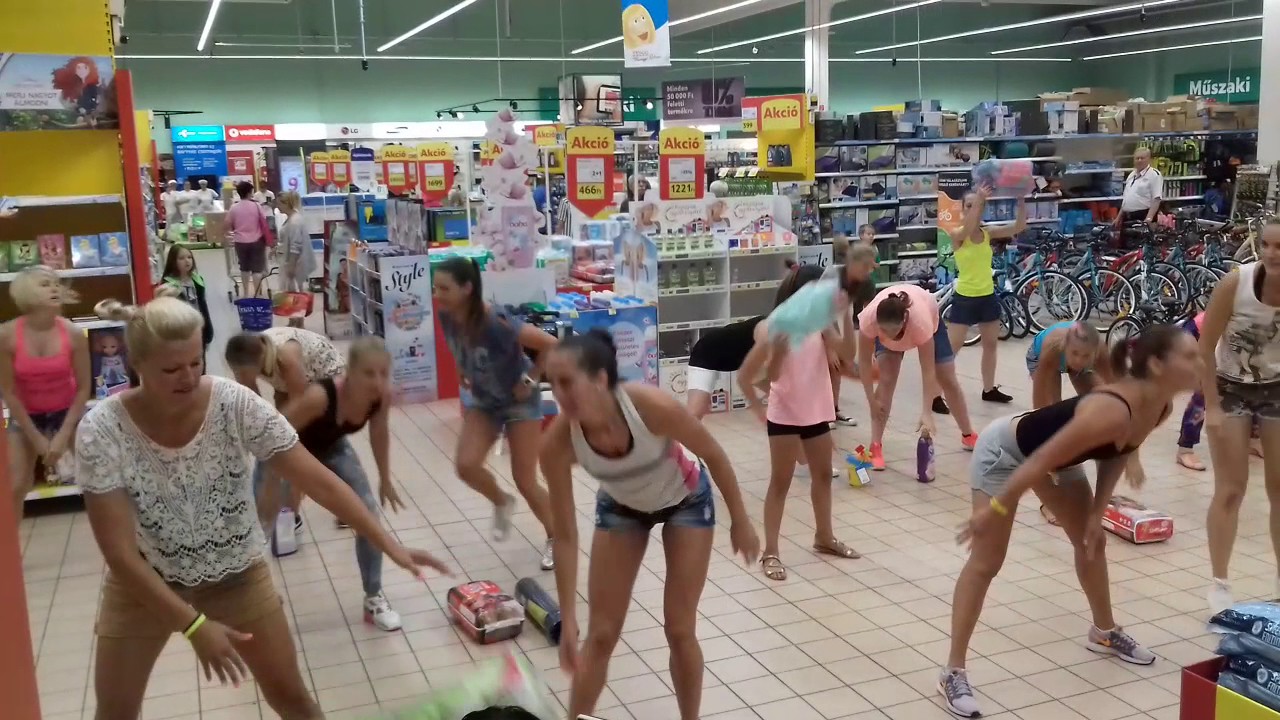 FlashMob a zalaegerszegi Tescoban 2017 07 15 én