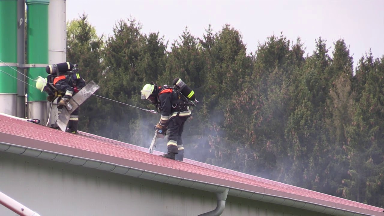 Schwelbrand im Dach des Blockheizkraftwerks einer Biogasanlage in Illertissen-Jedesheim
