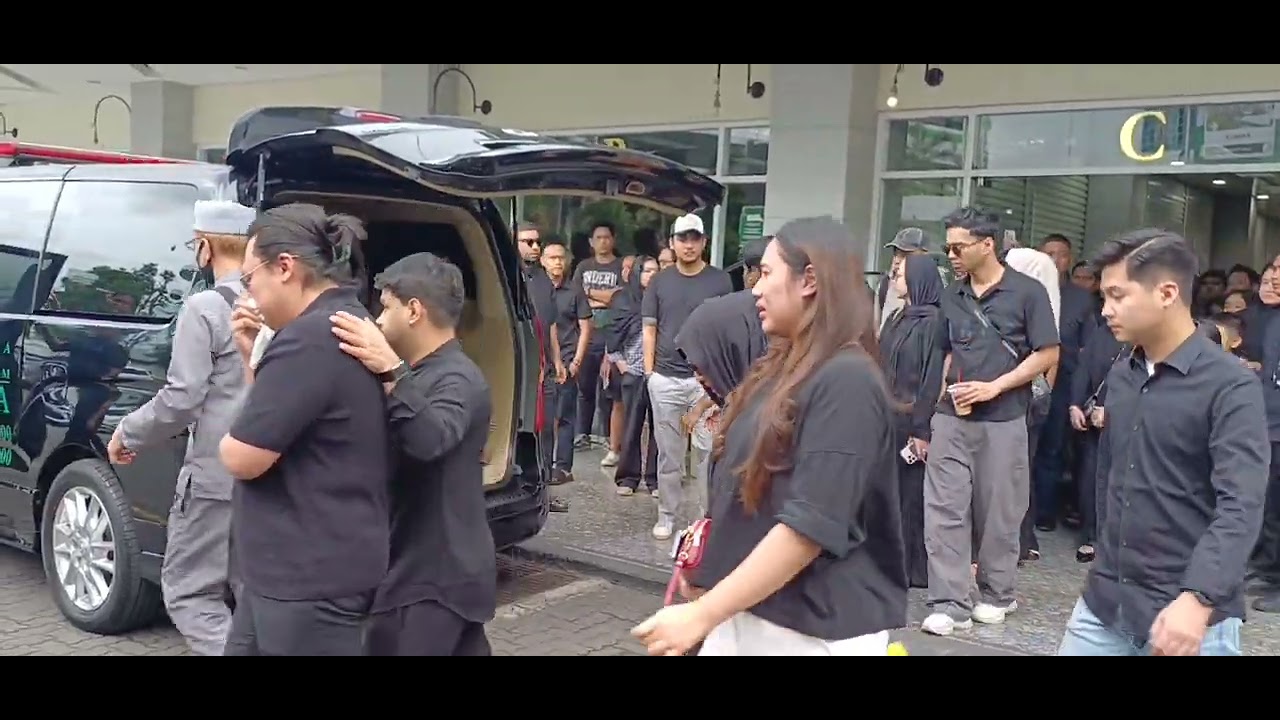 Jenazah Lula Lahfah Dishalatkan di Masjid RSPAD Gatot Subroto, Para Sahabat Menangis 
